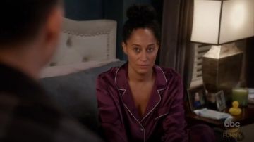 Olivia Von Halle Coco Mûrier Soie Longue de Pyjama Ensemble porté par arc-en-ciel Johnson (Tracee Ellis Ross), en black-ish (S04E18)