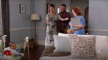 Halston Heritage Flutter Sleeve Printed Silk Faux Wrap Dress usado por Rainbow Johnson (Tracee Ellis Ross) en negro (S04E19)