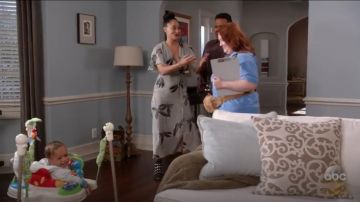 Zara Noir bottines en Cuir de Fausses Perles Bretelles porté par arc-en-ciel Johnson (Tracee Ellis Ross), en black-ish (S04E19)
