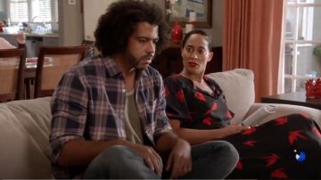 Lewit Impression Midi Robe portée par arc-en-ciel Johnson (Tracee Ellis Ross), en black-ish (Season04 Episode19)