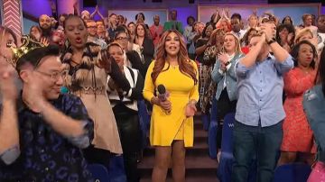 Vestido amarillo "Hadley" de A.L.C. usado por Wendy Williams en The Wendy Williams Show 14 de junio de 2019