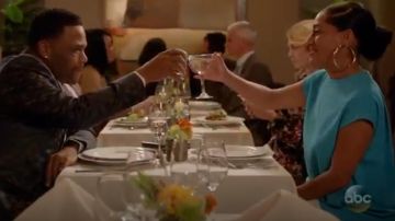 Lisa Perry envolez-vous en Crêpe Robe portée par arc-en-ciel Johnson (Tracee Ellis Ross), en black-ish (Season04 Episode20)