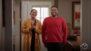 Valentino finition clous Maillot Rouge Sweat-shirt porté par Andre "Dre' Johnson (Anthony Anderson), en black-ish (Season04 Episode21)