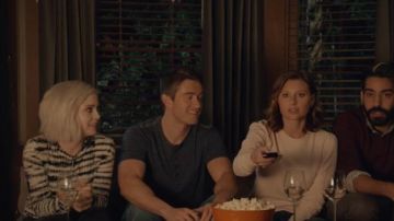 Joie Hencia beige Sweat-shirt porté par Olivia Moore (Rose McIver) dans iZombie (Season05 Episode08)