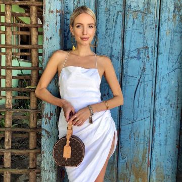 La robe blanche asymétrique Jacquemus de Leonie Hanne sur son compte Instagram @leoniehanne