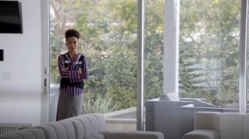 Alice + Olivia Arie Attacher les Poignets à Rayures en Soie Haut à Manches Longues portées par Zoey Johnson (Yara Shahidi), en black-ish (S04E23)