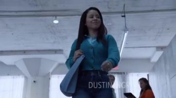 Urban Outfitters Kai Cropped Cardigan usado por Mariana Adams Foster (Cierra Ramirez) en Good Trouble (S02E01)