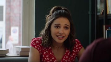 Vestido rojo con mini flores blancas usadas por Elena Houghlin (Naomi Scott) en Los ángeles de Charlie