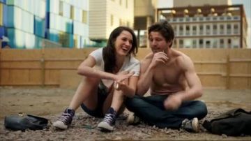 Shoes Converse blue Ali Reissen (Jamie Lee) in Crashing (Season 3)