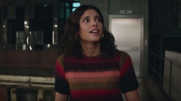 Suéter a rayas multicolor usado por Elena Houghlin (Naomi Scott) en Charlie's Angels