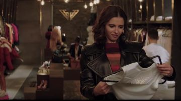 Chaqueta de cuero negro usada por Elena Houghlin (Naomi Scott) en Los ángeles de Charlie