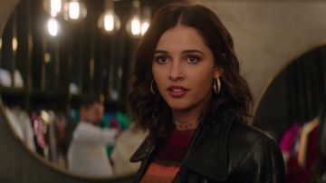 Pendientes de aro usados por Elena Houghlin (Naomi Scott) en Charlie's Angels