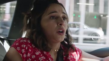 Collar de oro de gargantilla usado por Elena Houghlin (Naomi Scott) en Los ángeles de Charlie