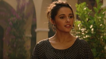 Vestido negro con lunares blancos usado por Elena Houghlin (Naomi Scott) en Los ángeles de Charlie