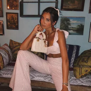Le top rayé de Da­nielle Bern­stein sur le compte Instagram de @weworewhat