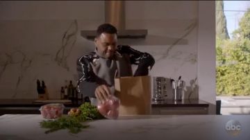 Valentino Deux Tons Panthère Sweat-shirt porté par Andre "Dre' Johnson (Anthony Anderson), en black-ish (S04E23)