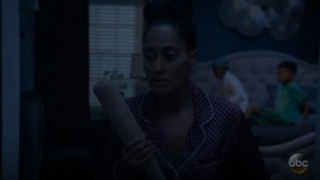 Olivia von Halle Lila Impression Pyjama de Soie porté par arc-en-ciel Johnson (Tracee Ellis Ross), en black-ish (S04E23)