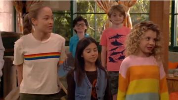 Forever 21 Suéter de punto a rayas. usado por Mallory James Mahoney en BUNK'D (S04E01)