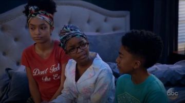 Pst par Projet Social T N'a pas de Texte, l'Ex de t-shirt porté par Zoey Johnson (Yara Shahidi), en black-ish (S04E23)