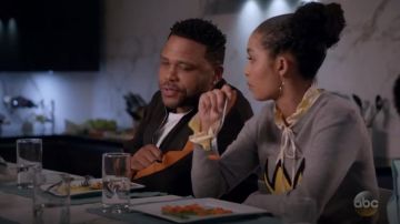 Alice + Olivia Nikia Look superposé Couronne Chandail porté par Zoey Johnson (Yara Shahidi), en black-ish (S04E23)