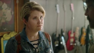 Collier porté par Cynthia (Jillian Bell) dans l'Épée de Confiance