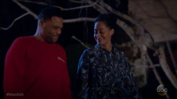 L'Agence Cameron Long Chemisier porté par arc-en-ciel Johnson (Tracee Ellis Ross), en black-ish (S04E23)
