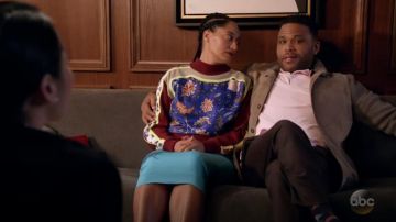 Diane Von Furstenberg à col Roulé Recadrée Mixte Imprimer le Pull porté par arc-en-ciel Johnson (Tracee Ellis Ross), en black-ish (S04E23)