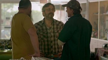 Plaid à Manches Courtes Shirt porté par Mel (Marc Maron) dans l'Épée de Confiance