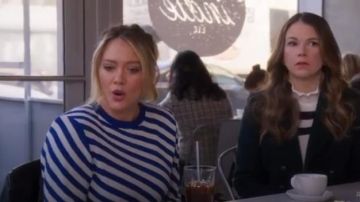 Suéter de rayas Dries Van Noten Nema Bias usado por Kelsey Peters (Hilary Duff) en Younger (S06E03)