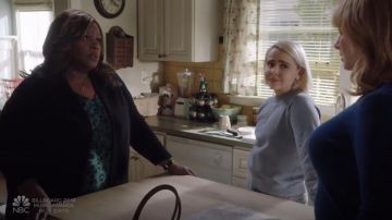 Urban Outfitters UO Stevie Shrunken Sweatshirt worn by Annie Marks (Mae Whitman) in Good Girls (S02E09)