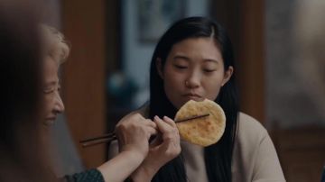 Suéter beige de cuello redondo usado por Billi (Awkwafina) como se ve en The Farewell