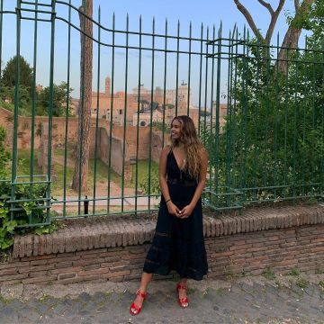 La longue robe noire portée par Alisha Boe sur son compte Instagram @alishaboe