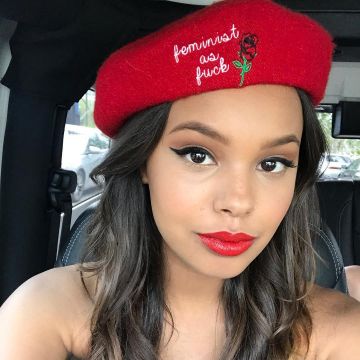 Le beret rouge porté par Alisha Boe sur son compte Instagram @alishaboe