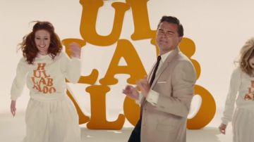 Blanc coton manches longues t-shirt porté par Rick Dalton (Leonardo DiCaprio) dans Once Upon a Time in Hollywood