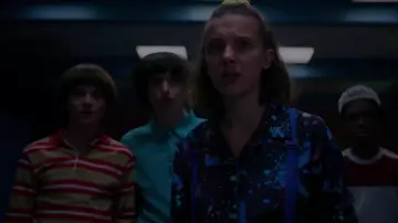 Le polo bleu ciel porté par Mike Wheeler (Finn Wolfhard) dans Stranger Things (Saison 3)