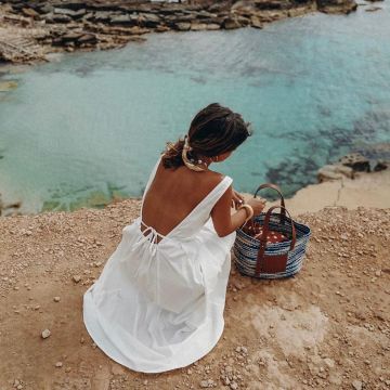 El vestido blanco de Cooke y Kin. por Sara Escudero en la cuenta de Instagram de @collagevintage