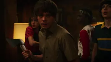 La chemise rayée portée par Jonathan Byers (Charlie Heaton) dans Stranger Things Saison 3