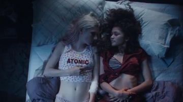 Tanque floral atómico Vänna Youngstein usado por Jules (Hunter Schafer) en Euphoria (S01E01)