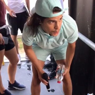 Le polo bleu clair porté par Moha La Squale en concert au festival Garorock le 28 juin 2019