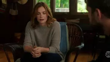 El suéter de cuello redondo usado por Alison Bailey (Ruth Wilson) en The Affair (S02E01)