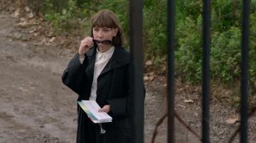 Chaqueta larga negra impermeable usada por Bernadette Fox (Cate Blanchett) en Where'd You Go, Bernadette