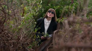 Camisa de blusa de cuello blanco usada por Bernadette Fox (Cate Blanchett) en Where'd You Go, Bernadette