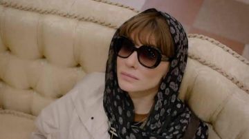 Pañuelo de chal con estampado de flores usado por Bernadette Fox (Cate Blanchett) en Where'd You Go, Bernadette