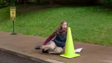 Chaleco azul marino usado por Audrey (Kristen Wiig) en Where'd You Go, Bernadette