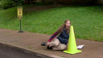 Beige Blanc droites pantalon porté par Audrey (Kristen Wiig) Où avez-Vous Aller, Bernadette