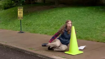 Pantalones rectos blancos beige usados por Audrey (Kristen Wiig) en Where'd You Go, Bernadette