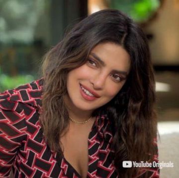 La robe imprimée de Priyanka Chopra sur son compte Instagram @priyankachopra