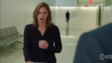 Camisa negra de manga larga de Alison Bailey (Ruth Wilson) en The Affair (S02E01)