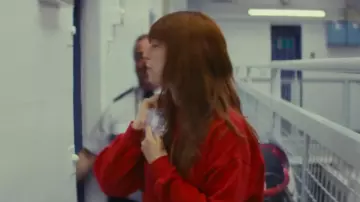 The sweater red Rose-Lynn (Jessie Buckley) in Wild Rose