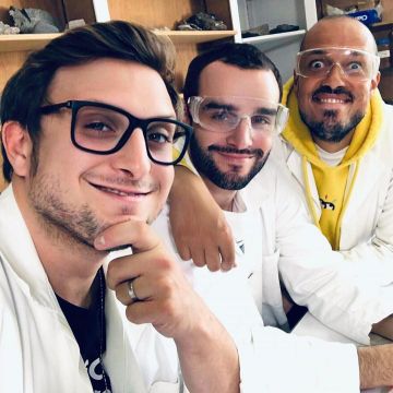 El abrigo blanco de química que lleva McFly en su cuenta de Instagram